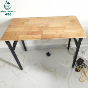 ban-hoc-go-cu-chan-sat-den-chac-chan-1-300x300 Những mẫu bàn làm việc 1m2 cũ dành cho văn phòng nhỏ  