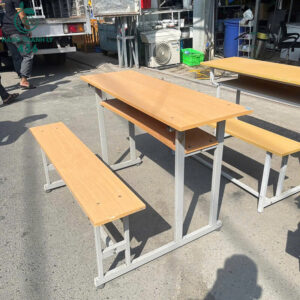 ban-hoc-sinh-cu-lien-ghe-dai-khung-sat