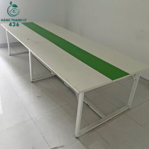 ban-lam-viec-cho-van-phong-mat-ban-trang-chan-sat