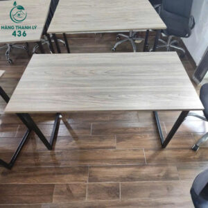 ban-lam-viec-cu-chan-sat-mat-go-van-sang-hien-dai