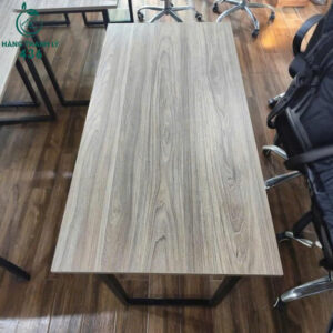 ban-lam-viec-cu-chan-sat-mat-go-van-sang-hien-dai