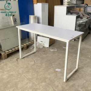 ban-lam-viec-cu-chan-sat-son-trang-chac-chan