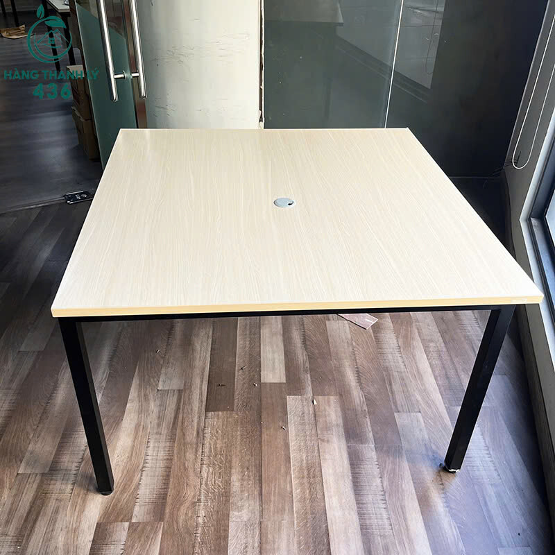 Bàn Làm Việc Cũ 1M2x1M2x75CM Gỗ Màu Vàng Chân Sắt Đen ban-lam-viec-cu-go-mau-vang-nhat-chan-sat-den-2 Bàn Làm Việc Cũ 1M2x1M2x75CM Gỗ Màu Vàng Chân Sắt Đen