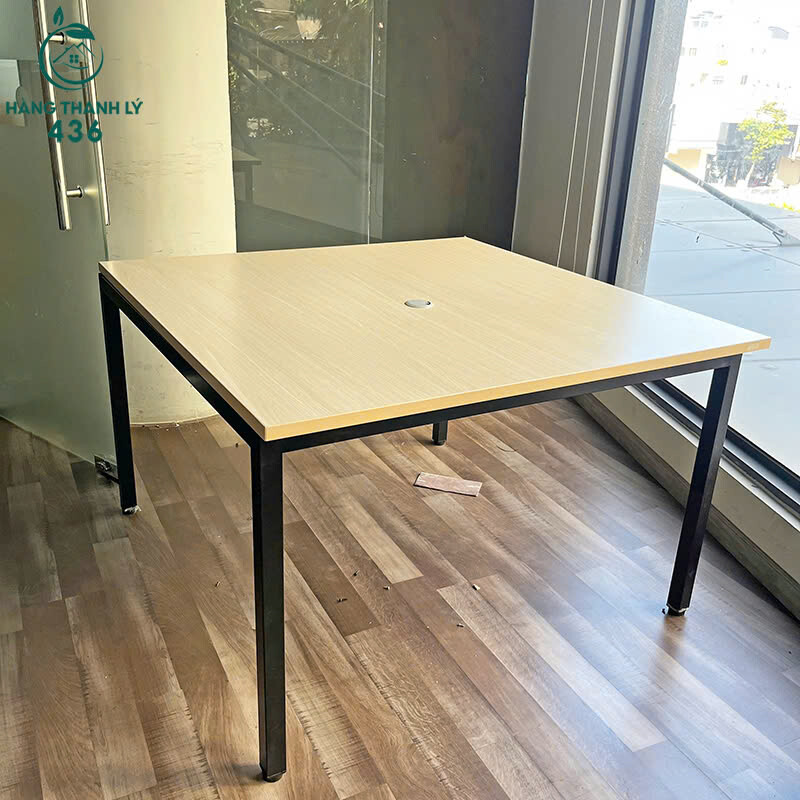 Bàn Làm Việc Cũ 1M2x1M2x75CM Gỗ Màu Vàng Chân Sắt Đen ban-lam-viec-cu-go-mau-vang-nhat-chan-sat-den-3 Bàn Làm Việc Cũ 1M2x1M2x75CM Gỗ Màu Vàng Chân Sắt Đen