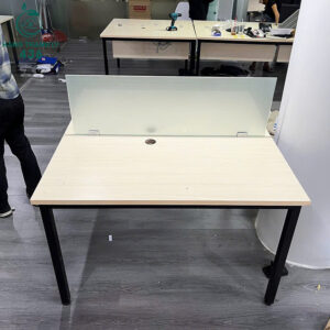 ban-lam-viec-cu-kem-vach-ngan-kinh-mo