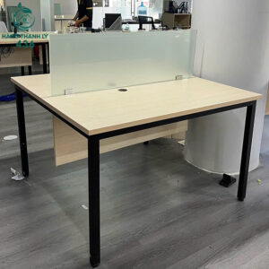 ban-lam-viec-cu-kem-vach-ngan-kinh-mo