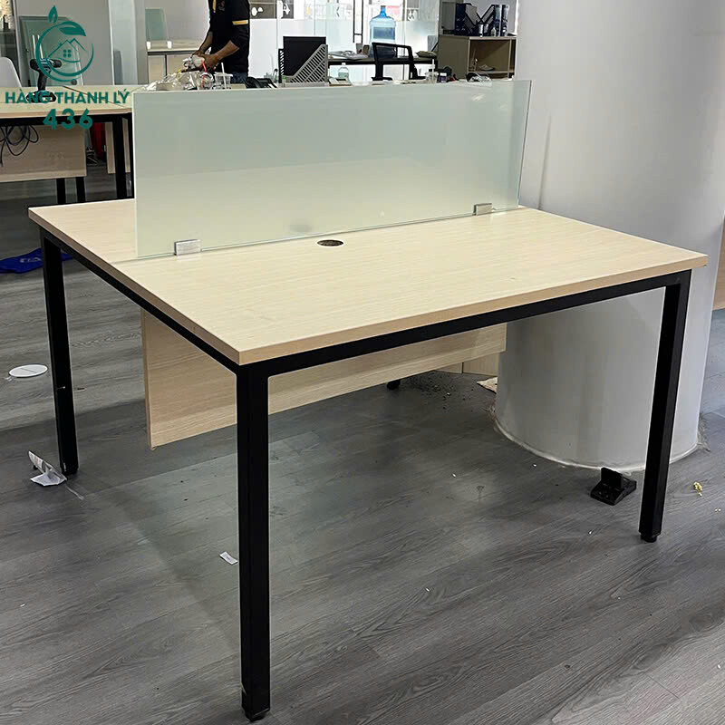 Bàn Làm Việc Cũ 1M2x1M2x75CM Kèm Vách Ngăn Kính Mờ ban-lam-viec-cu-kem-vach-ngan-kinh-mo-3 Bàn Làm Việc Cũ 1M2x1M2x75CM Kèm Vách Ngăn Kính Mờ
