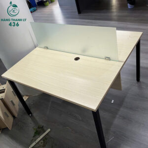 ban-lam-viec-cu-kem-vach-ngan-kinh-mo