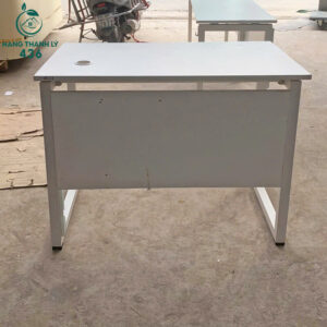 ban-lam-viec-cu-mat-ban-rong-de-sap-xep-thiet-bi