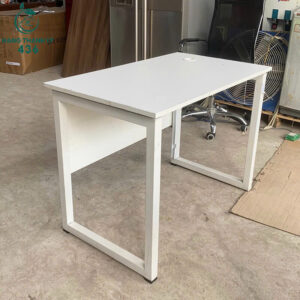 ban-lam-viec-cu-mat-ban-rong-de-sap-xep-thiet-bi