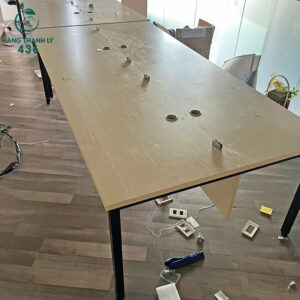 ban-lam-viec-cu-mat-go-co-lo-ky-thuat