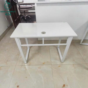 ban-lam-viec-cu-mau-trang-chan-sat-co-lo-di-day-1-300x300 Những mẫu bàn làm việc 1m2 cũ dành cho văn phòng nhỏ  