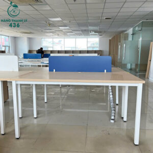 ban-lam-viec-cu-van-phong-mau-sang-chan-kim-loai