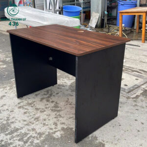 ban-lam-viec-go-cu-1mx60cm-nau-dam-chan-chu-u