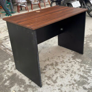 ban-lam-viec-go-cu-1mx60cm-nau-dam-chan-chu-u