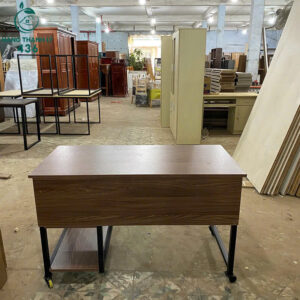 ban-lam-viec-van-phong-cu-mat-go-van-nau-chan-sat