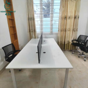 ban-van-phong-2-cho-cu-co-vach-ngan-giua-tien-loi