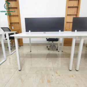 ban-van-phong-2-cho-cu-co-vach-ngan-giua-tien-loi-3-300x300 Những mẫu bàn làm việc 1m2 cũ dành cho văn phòng nhỏ  