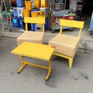 bo-ban-ghe-cafe-cu-go-mau-vang