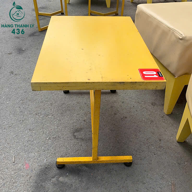 Bộ Bàn Ghế Cafe Cũ Gỗ Màu Vàng bo-ban-ghe-cafe-cu-go-mau-vang-3 Bộ Bàn Ghế Cafe Cũ Gỗ Màu Vàng