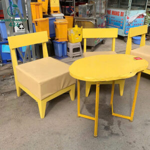 bo-ban-ghe-cafe-cu-ngoi-thu-gian-mau-vang