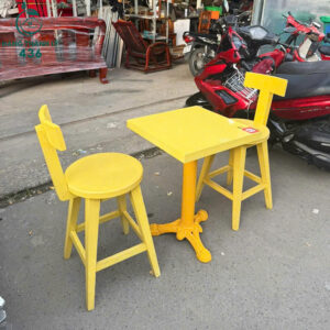 bo-ban-ghe-cu-quan-cafe-mau-vang