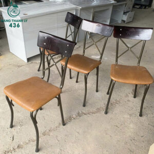 ghe-cafe-cu-chan-sat-mat-ngoi-go-tu-nhien