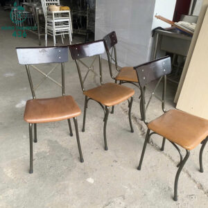 ghe-cafe-cu-chan-sat-mat-ngoi-go-tu-nhien