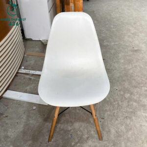 ghe-cu-mat-nhua-chan-go-thang-tien-loi