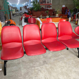 ghe-ngoi-cu-mau-do-khung-sat-chac-chan