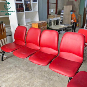 ghe-ngoi-cu-mau-do-khung-sat-chac-chan