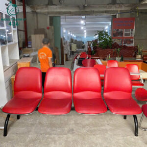 ghe-ngoi-cu-mau-do-khung-sat-chac-chan