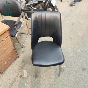 ghe-van-phong-chan-quy-boc-da-den-cu