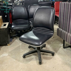 ghe-van-phong-cu-mau-den-chan-quay-tien-loi