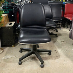 ghe-van-phong-cu-mau-den-chan-quay-tien-loi