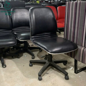 ghe-van-phong-cu-mau-den-chan-quay-tien-loi