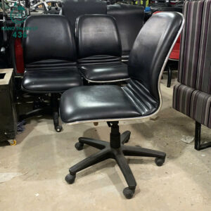 ghe-van-phong-cu-mau-den-chan-quay-tien-loi