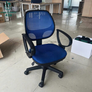 ghe-van-phong-cu-xoay-luoi-mau-xanh-duong-co-tay-vin