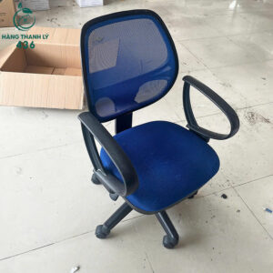 ghe-van-phong-cu-xoay-luoi-mau-xanh-duong-co-tay-vin