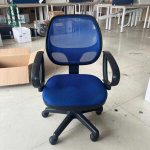ghe-van-phong-cu-xoay-luoi-mau-xanh-duong-co-tay-vin-4-300x300 Mua Bán Bàn Ghế Cũ, Nội Thất Cũ Tại TPHCM  