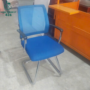 ghe-van-phong-lung-luoi-cu-mau-xanh-chan-kim-loai