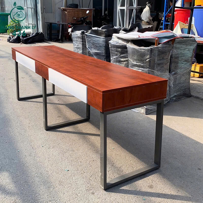 Bàn Làm Việc Cũ 2M1x60CM Gỗ Nâu Phối Trắng Khung Sắt ke-tivi-dai-cu-go-nau-phoi-trang-khung-sat-1 Bàn Làm Việc Cũ 2M1x60CM Gỗ Nâu Phối Trắng Khung Sắt