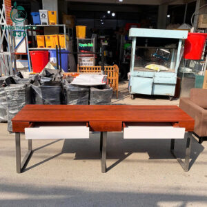 ke-tivi-dai-cu-go-nau-phoi-trang-khung-sat