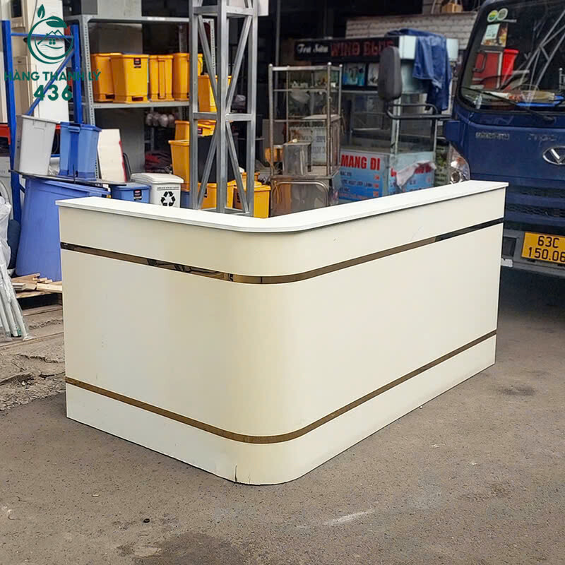 Quầy Lễ Tân Cũ 2Mx1M2x1M Màu Trắng Bo Cong Sang Trọng quay-le-tan-cu-mau-trang-bo-cong-sang-trong-2 Quầy Lễ Tân Cũ 2Mx1M2x1M Màu Trắng Bo Cong Sang Trọng