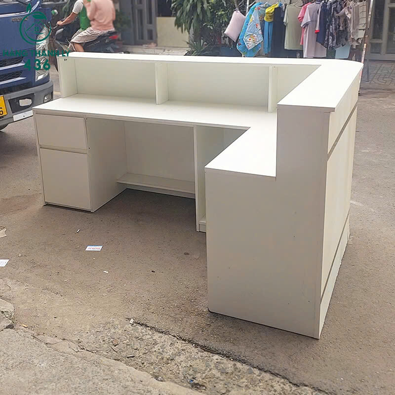 Quầy Lễ Tân Cũ 2Mx1M2x1M Màu Trắng Bo Cong Sang Trọng quay-le-tan-cu-mau-trang-bo-cong-sang-trong-3 Quầy Lễ Tân Cũ 2Mx1M2x1M Màu Trắng Bo Cong Sang Trọng