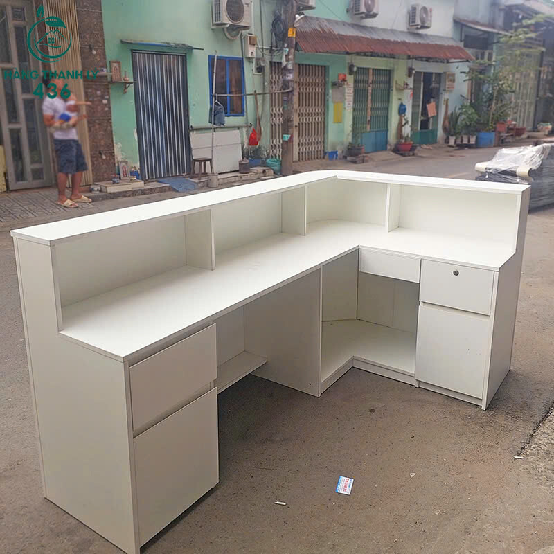 Quầy Lễ Tân Cũ 2Mx1M2x1M Màu Trắng Bo Cong Sang Trọng quay-le-tan-cu-mau-trang-bo-cong-sang-trong-4 Quầy Lễ Tân Cũ 2Mx1M2x1M Màu Trắng Bo Cong Sang Trọng