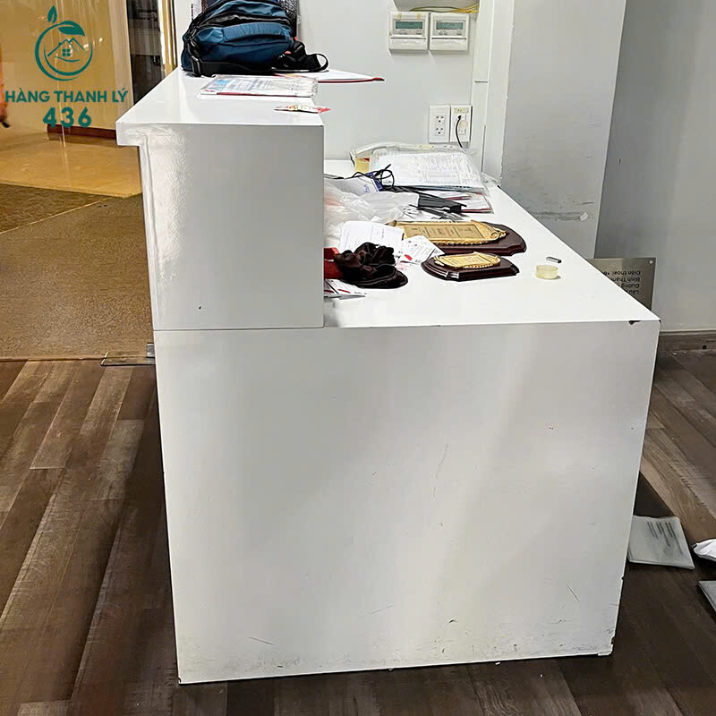 Quầy Lễ Tân Cũ Màu Trắng Hiện Đại quay-le-tan-cu-mau-trang-hien-dai-1 Quầy Lễ Tân Cũ Màu Trắng Hiện Đại