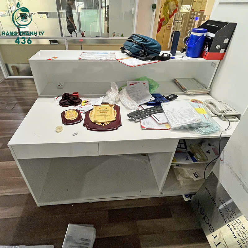 Quầy Lễ Tân Cũ Màu Trắng Hiện Đại quay-le-tan-cu-mau-trang-hien-dai-3 Quầy Lễ Tân Cũ Màu Trắng Hiện Đại