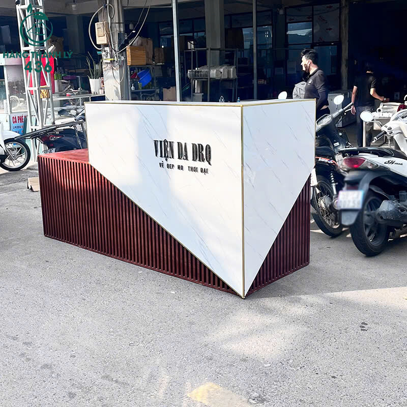 Quầy Lễ Tân Cũ 2M35x85CM Thiết Kế Góc Chéo Tạo Điểm Nhấn quay-le-tan-cu-thiet-ke-goc-cheo-tao-diem-nhan-1 Quầy Lễ Tân Cũ 2M35x85CM Thiết Kế Góc Chéo Tạo Điểm Nhấn