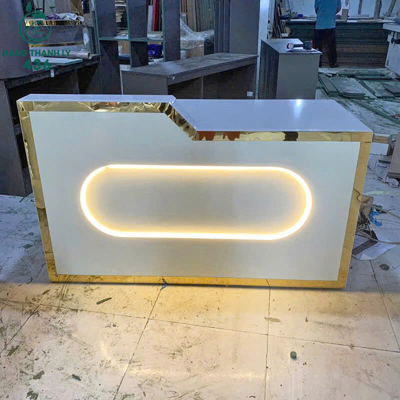 Quầy Lễ Tân Đèn LED Mạ Vàng Mới 99% quay-le-tan-den-led-ma-vang-moi-99-1 Quầy Lễ Tân Đèn LED Mạ Vàng Mới 99%